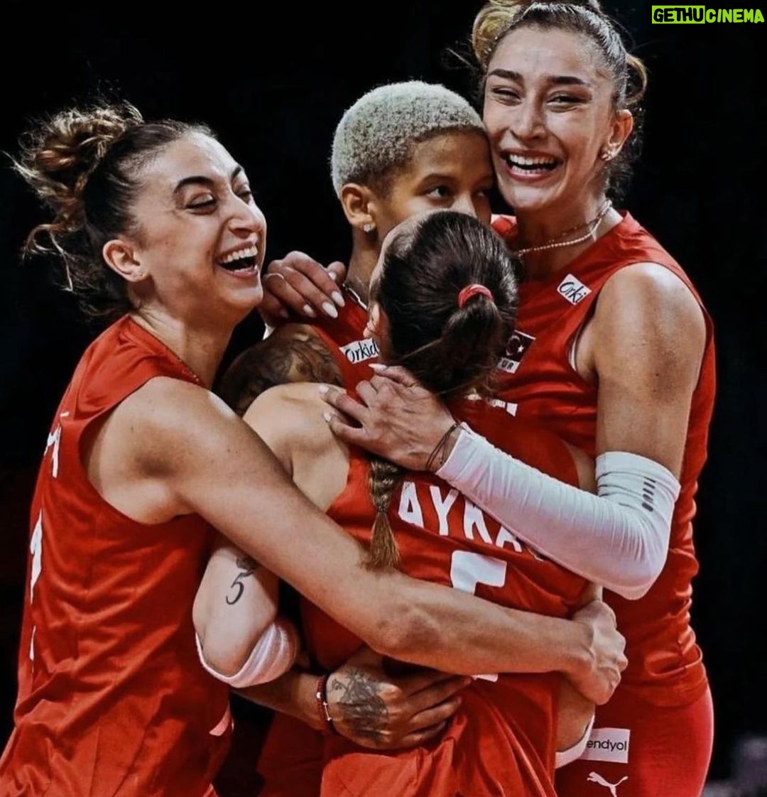Elif Şafak Instagram - They are champions!! Turkey’s women’s volleyball team achieving fantastic results against all odds—and deeply rooted patriarchal barriers—they are smashing glass ceilings and walls!! And the wonderful and peerless lionesses @lionesses in the UK and Spain’s fabulous women’s national football team standing firm in solidarity and sisterhood in the face of sexism and machismo… Massive respect to ALL women in all sports, changing the narrative, inspiring little girls everywhere. You are amazing!!! #lionesses #womeninsports #globalsisterhood #sisterhoodispowerful #sisterhoodisglobal 📚📚📚 Harikasınız @fileninsultanlarivb @ebrarkarakurt18 @handebaladin Her türlü engele ve yobazlığa rağmen harikalar yaratan #fileninsultanları İngiltere’de #lionesses İspanya’da ataerkilliğe en güzel cevabı dayanışmayla veren kadın futbol takımı… Sporcu kadınların sahada ve saha dışında verdikleri muhteşem mücadeleyi yürekten alkışlıyorum, sevgiyle takdirle #sporcukadınlar #melissavargas #fileninsultanları #fileninsultanlari