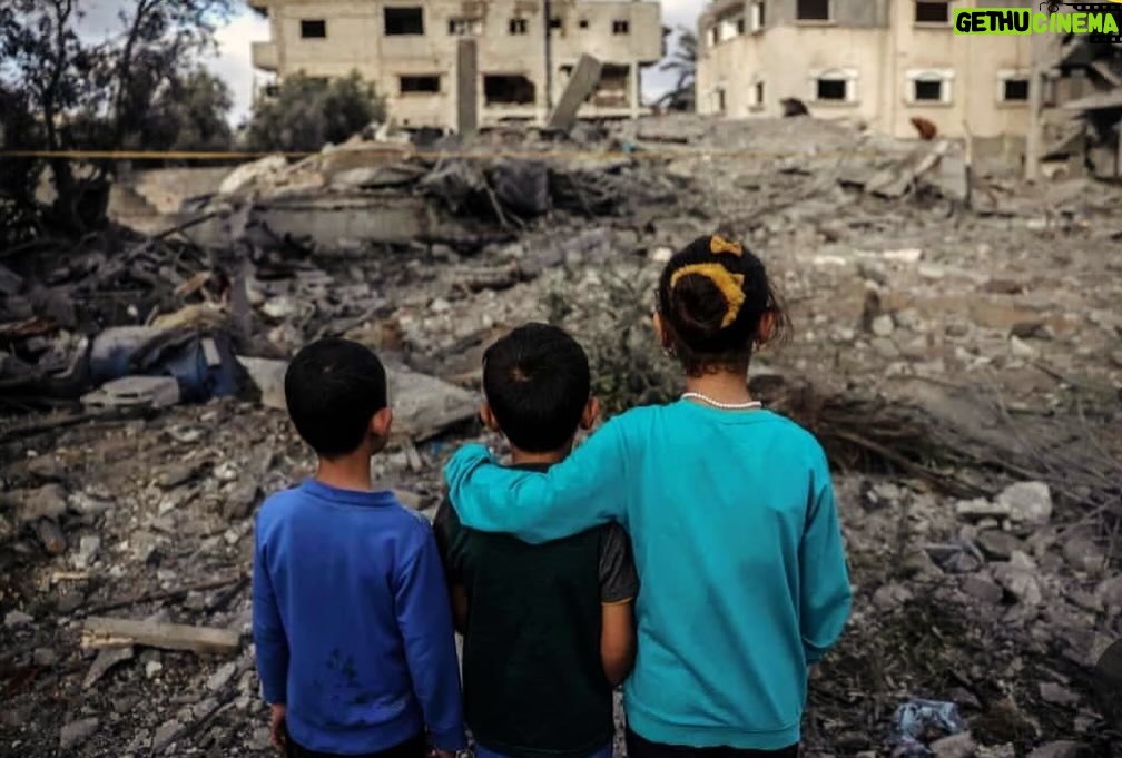 Elif Şafak Instagram - 10 000 children were killed in 100 days in Gaza. Numbers do not fully express the depth of the trauma, the suffering, the immense sadness, the cycle of grief. Each “number” was someone’s most beloved son or daughter. I know many people across the world struggle to find the right words but we have to emphasize that always and always civilian lives must be protected. Children have to be protected. Humanity first. Coexistence is possible. Peace is possible. Love has to be stronger than hatred. Ceasefire now. (Photo credit @guardian ) @savethechildren @savechildrenuk 📚📚📚 100 günde 10 000 çocuk öldü Gazze’de. Rakamlarla konuşmak, rakamlarla anlatmak mümkün değil yaşanan travmanın boyutunu. Her bir “istatistik” bir can demek, birinin biricik evladı demek, çok büyük bir acı ve travma. Ateşkes. Ateşkes. Barış mümkün olmalı, olabilmeli.