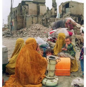 Elif Şafak Instagram - I read the news from Gaza and the refugee camp with a very heavy heart, with immense sorrow. My heart goes out to all those innocent children caught up in this horrific war and violence, children who have nothing to do with politics. This week this powerful article was published in @guardian It is written by an amazing Afghan writer and women’s rights activist @zarlasht_halaimzai who tells us about what it was like to experience bombs and rockets as a child in Kabul, #Afghanistan. The horror and the trauma of enduring war through a child’s eyes. Thank you @zarlasht_halaimzai for writing and sharing. We urgently need humanitarian solidarity and aid. #humanityfirst #humankind 📚📚📚 bombalara, şiddete, savaşa masum bir çocuğun tanıklığı… bu önemli ve çarpıcı yazı The Guardian gazetesinde çıktı. Afgan yazar ve kadın hakları savunucusu @zarlasht_halaimzai tarafından kaleme alındı, kendi çocukluğundan ve Afganistan’da yaşadıklarından yola çıkarak savaşın masum çocukları nasıl ömür boyu travma altında bıraktığını anlattı. Gazze’de yaşanan yıkım ve acıyı büyük üzüntü ve çaresizlik içinde takip ederken muhakkak okunması gereken bir yazı olduğunu düşünüyorum #insanlık