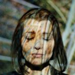 Elif Şafak Instagram – “We are each other’s branches of support and sisterhood. We are each other’s roots.” It was a true pleasure to take part in this profoundly inspiring project by @financialtimes My heartfelt thanks to @juriddell and @roula.khalaf and @marshmallowlaserfeast @financialtimeslive #treesarelife #treelovers #writersandpoets #elifshafak #theislandofmissingtrees #booksandnature You can watch the full video and read about this creative project on the FT website 📚📚📚Financial Times gazetesi için “Demokrasi ve doğa” üzerine. Ağaçlardan öğrenecek çok şeyimiz var. Bu özel ve yaratıcı birliktelik için çok teşekkür ederim