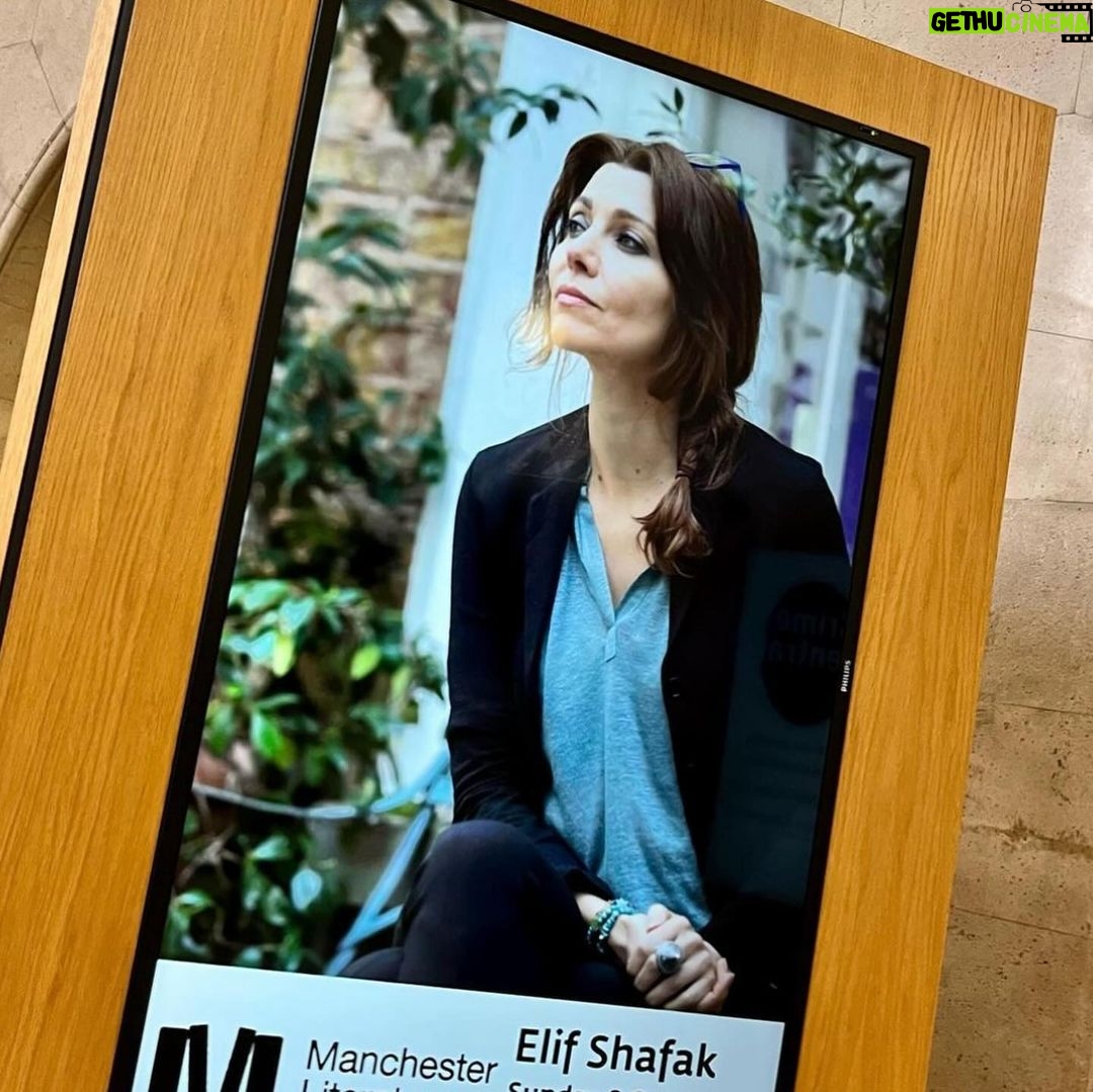 Elif Şafak Instagram - Manchester, beautiful Manchester… At the Manchester Central Library with the great and wonderfully inspiring Erica Wagner, grateful to everyone who came and asked questions and waited in the queue, a very special afternoon thanks to Manchester Literature Festival @ericawgnr @mcrlitfest #manchestergram #manchesterlibrary #manchesterliteraturefestival #literaryfiction #librariesrock #librarians #theislandofmissingtrees #librariestransform #elifshafak #supportlibraries #bookloversworld #readmorewomen 📚📚📚 akıl ve ruh sağlığımızı koruyabilmek için edebiyat festivalleri…. Manchester Edebiyat Festivalinde değerli edebiyat eleştirmeni Erica Wagner ile etkinliğimiz, gelen imza kuyruğunda bekleyen herkese candan teşekkür ederim #okumakiyileştirir #okumakaşktır #kitapsevdası #kitapsevgisi