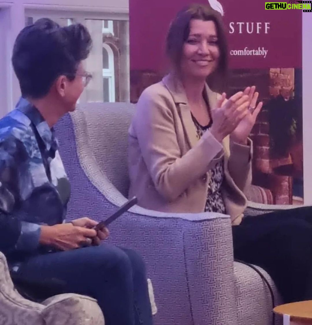 Elif Şafak Instagram - Manchester, beautiful Manchester… At the Manchester Central Library with the great and wonderfully inspiring Erica Wagner, grateful to everyone who came and asked questions and waited in the queue, a very special afternoon thanks to Manchester Literature Festival @ericawgnr @mcrlitfest #manchestergram #manchesterlibrary #manchesterliteraturefestival #literaryfiction #librariesrock #librarians #theislandofmissingtrees #librariestransform #elifshafak #supportlibraries #bookloversworld #readmorewomen 📚📚📚 akıl ve ruh sağlığımızı koruyabilmek için edebiyat festivalleri…. Manchester Edebiyat Festivalinde değerli edebiyat eleştirmeni Erica Wagner ile etkinliğimiz, gelen imza kuyruğunda bekleyen herkese candan teşekkür ederim #okumakiyileştirir #okumakaşktır #kitapsevdası #kitapsevgisi