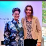 Elif Şafak Instagram – Manchester, beautiful Manchester… At the Manchester Central Library with the great and wonderfully inspiring Erica Wagner, grateful to everyone who came and asked questions and waited in the queue, a very special afternoon thanks to Manchester Literature Festival @ericawgnr @mcrlitfest #manchestergram #manchesterlibrary #manchesterliteraturefestival #literaryfiction #librariesrock #librarians #theislandofmissingtrees #librariestransform #elifshafak #supportlibraries #bookloversworld #readmorewomen 📚📚📚 akıl ve ruh sağlığımızı koruyabilmek için edebiyat festivalleri…. Manchester Edebiyat Festivalinde değerli edebiyat eleştirmeni Erica Wagner ile etkinliğimiz, gelen imza kuyruğunda bekleyen herkese candan teşekkür ederim #okumakiyileştirir #okumakaşktır #kitapsevdası #kitapsevgisi