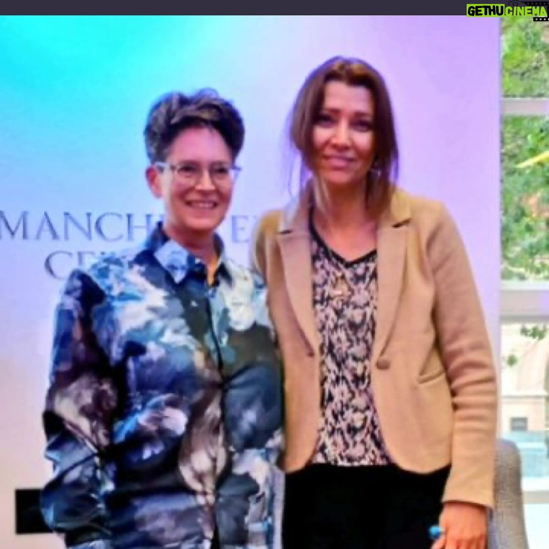 Elif Şafak Instagram - Manchester, beautiful Manchester… At the Manchester Central Library with the great and wonderfully inspiring Erica Wagner, grateful to everyone who came and asked questions and waited in the queue, a very special afternoon thanks to Manchester Literature Festival @ericawgnr @mcrlitfest #manchestergram #manchesterlibrary #manchesterliteraturefestival #literaryfiction #librariesrock #librarians #theislandofmissingtrees #librariestransform #elifshafak #supportlibraries #bookloversworld #readmorewomen 📚📚📚 akıl ve ruh sağlığımızı koruyabilmek için edebiyat festivalleri…. Manchester Edebiyat Festivalinde değerli edebiyat eleştirmeni Erica Wagner ile etkinliğimiz, gelen imza kuyruğunda bekleyen herkese candan teşekkür ederim #okumakiyileştirir #okumakaşktır #kitapsevdası #kitapsevgisi