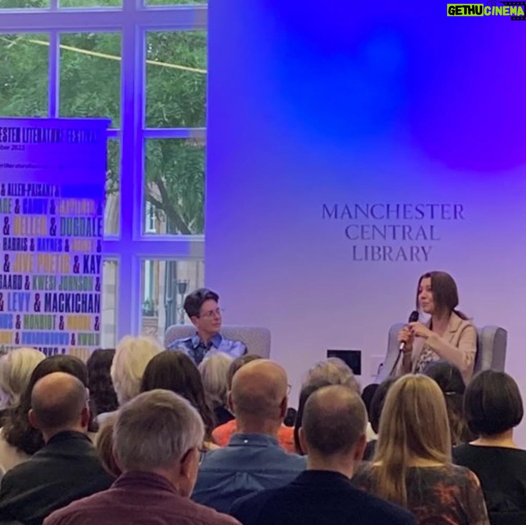 Elif Şafak Instagram - Manchester, beautiful Manchester… At the Manchester Central Library with the great and wonderfully inspiring Erica Wagner, grateful to everyone who came and asked questions and waited in the queue, a very special afternoon thanks to Manchester Literature Festival @ericawgnr @mcrlitfest #manchestergram #manchesterlibrary #manchesterliteraturefestival #literaryfiction #librariesrock #librarians #theislandofmissingtrees #librariestransform #elifshafak #supportlibraries #bookloversworld #readmorewomen 📚📚📚 akıl ve ruh sağlığımızı koruyabilmek için edebiyat festivalleri…. Manchester Edebiyat Festivalinde değerli edebiyat eleştirmeni Erica Wagner ile etkinliğimiz, gelen imza kuyruğunda bekleyen herkese candan teşekkür ederim #okumakiyileştirir #okumakaşktır #kitapsevdası #kitapsevgisi