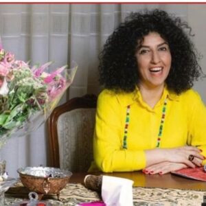 Elif Şafak Instagram - Imprisoned for defending #genderequality and #womensrights for supporting most basic and universal human rights. I find it very important that the brave and remarkable Narges Mohammadi was awarded the Nobel Peace Prize. For so many years and decades she has defended human rights for all, although at tremendous and heartbreaking personal costs. She must be released immediately. ALL human rights activists held in prison in Iran (surely in Turkey as well) must be released. Deepest respect solidarity sisterhood… #nargesmohammadi #womensrightsactivist #womensrightsmovement #middleeasternwomen #sisterhoodispowerful #equalityforall #nobelpeaceprize #womenoftheword #womenoftheworld #womanlifefreedom #jinjiyanazadi 📚📚📚 İranlı kadın hakları savunucusu Nergis Mohamedi’nin Nobel Barış Ödülü’nü alması hem çok önemli hem çok güzel hem de buruk bir haber. senelerdir kadın haklarını, insan haklarını, toplumsal eşitliği savunan ve idam cezasına karşı duran, demokrasi talep eden çok kıymetli bir ses ve bütün bunları yaptığı, yapabildiği için çok büyük bedeller ödedi, halen hapiste. O ve tüm hak savunucuları bir an önce özgür bırakılmalı. Sadece İran’da değil Türkiye’de de hapislere atılan tüm insan hakları savunucuları. #insanhakları #kadınhakları #kadınyaşamözgürlük