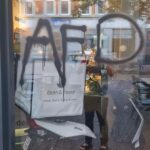 Elif Şafak Instagram – I was deeply worried when I saw a heartbreaking post shared by the remarkable author, film maker and human rights advocate @duzentekkal In Germany, in Saxony, her brothers’ shops have been vandalised and racist slurs and threats have been written all over the windows. She says that something terrible is brewing in Germany. Especially minorities, the descendants of immigrants, and anyone and everyone who believes in pluralism, democracy and diversity feels worried and afraid. Words matter. Words can heal, words can hurt. There have been horrific chapters throughout human history, but let us not forget that it never started with open violence or concentration camps, it always started with words. Discriminatory words. Racist words. Dehumanising words. We must stand together and stand firm in the face of racism. Do kindly send a message of solidarity and sisterhood to @duzentekkal #saynotoracism #humanityfirst #citizensofhumanity #citizensoftheworld #wordsmatter #diversitymatters #diversityandinclusion 📚📚📚 Bugün gördüm bu paylaşımı ve bana çok dokundu. Yazar, film yönetmeni ve insan hakları savunucusu değerli Düzen Tekkal paylaşmış. Almanya’da kardeşlerinin dükkanları aşırı sağ ve ırkçı sloganlarla tarumar edilmiş dün gece. çok kaygı verici bu gelişmeler. ırkçılığa ve her türlü ayrımcılığa karşı bütün insanlığın birlik olması gerek. Unutmayalım ki tarih boyunca yaşanan utanç verici baskı ve soykırımların hiçbiri doğrudan şiddetle başlamadı, hep kelimelerle başladı ayrımcılık. İnciten, Ötekileştiren kelimelerle…. Irkçılığın hiçbir biçimine geçit vermemeliyiz.