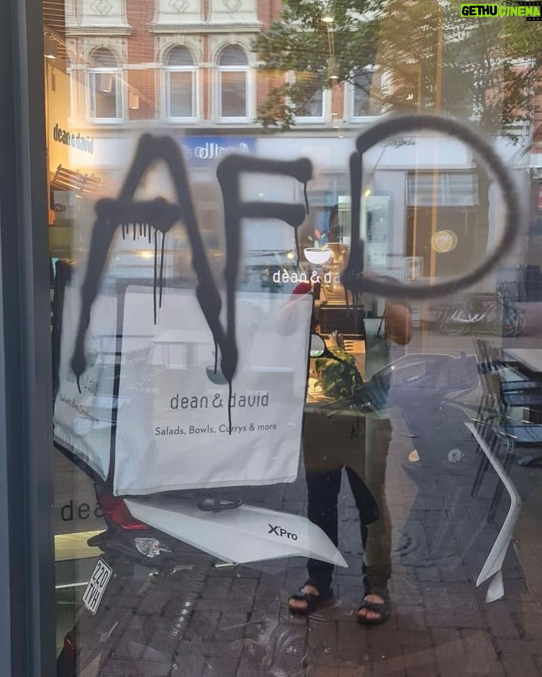 Elif Şafak Instagram - I was deeply worried when I saw a heartbreaking post shared by the remarkable author, film maker and human rights advocate @duzentekkal In Germany, in Saxony, her brothers’ shops have been vandalised and racist slurs and threats have been written all over the windows. She says that something terrible is brewing in Germany. Especially minorities, the descendants of immigrants, and anyone and everyone who believes in pluralism, democracy and diversity feels worried and afraid. Words matter. Words can heal, words can hurt. There have been horrific chapters throughout human history, but let us not forget that it never started with open violence or concentration camps, it always started with words. Discriminatory words. Racist words. Dehumanising words. We must stand together and stand firm in the face of racism. Do kindly send a message of solidarity and sisterhood to @duzentekkal #saynotoracism #humanityfirst #citizensofhumanity #citizensoftheworld #wordsmatter #diversitymatters #diversityandinclusion 📚📚📚 Bugün gördüm bu paylaşımı ve bana çok dokundu. Yazar, film yönetmeni ve insan hakları savunucusu değerli Düzen Tekkal paylaşmış. Almanya’da kardeşlerinin dükkanları aşırı sağ ve ırkçı sloganlarla tarumar edilmiş dün gece. çok kaygı verici bu gelişmeler. ırkçılığa ve her türlü ayrımcılığa karşı bütün insanlığın birlik olması gerek. Unutmayalım ki tarih boyunca yaşanan utanç verici baskı ve soykırımların hiçbiri doğrudan şiddetle başlamadı, hep kelimelerle başladı ayrımcılık. İnciten, Ötekileştiren kelimelerle…. Irkçılığın hiçbir biçimine geçit vermemeliyiz.