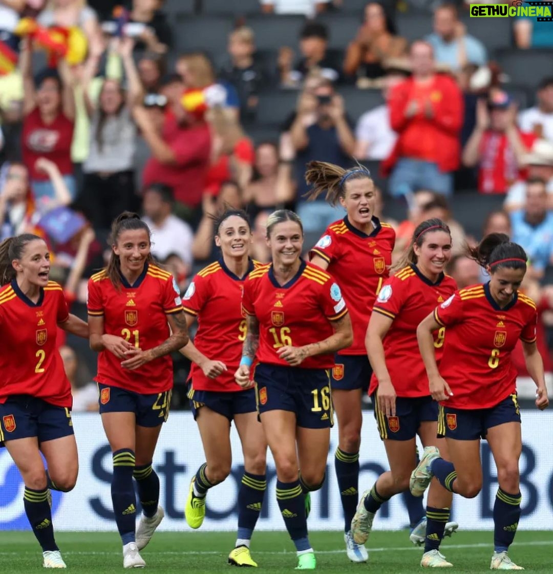 Elif Şafak Instagram - They are champions!! Turkey’s women’s volleyball team achieving fantastic results against all odds—and deeply rooted patriarchal barriers—they are smashing glass ceilings and walls!! And the wonderful and peerless lionesses @lionesses in the UK and Spain’s fabulous women’s national football team standing firm in solidarity and sisterhood in the face of sexism and machismo… Massive respect to ALL women in all sports, changing the narrative, inspiring little girls everywhere. You are amazing!!! #lionesses #womeninsports #globalsisterhood #sisterhoodispowerful #sisterhoodisglobal 📚📚📚 Harikasınız @fileninsultanlarivb @ebrarkarakurt18 @handebaladin Her türlü engele ve yobazlığa rağmen harikalar yaratan #fileninsultanları İngiltere’de #lionesses İspanya’da ataerkilliğe en güzel cevabı dayanışmayla veren kadın futbol takımı… Sporcu kadınların sahada ve saha dışında verdikleri muhteşem mücadeleyi yürekten alkışlıyorum, sevgiyle takdirle #sporcukadınlar #melissavargas #fileninsultanları #fileninsultanlari