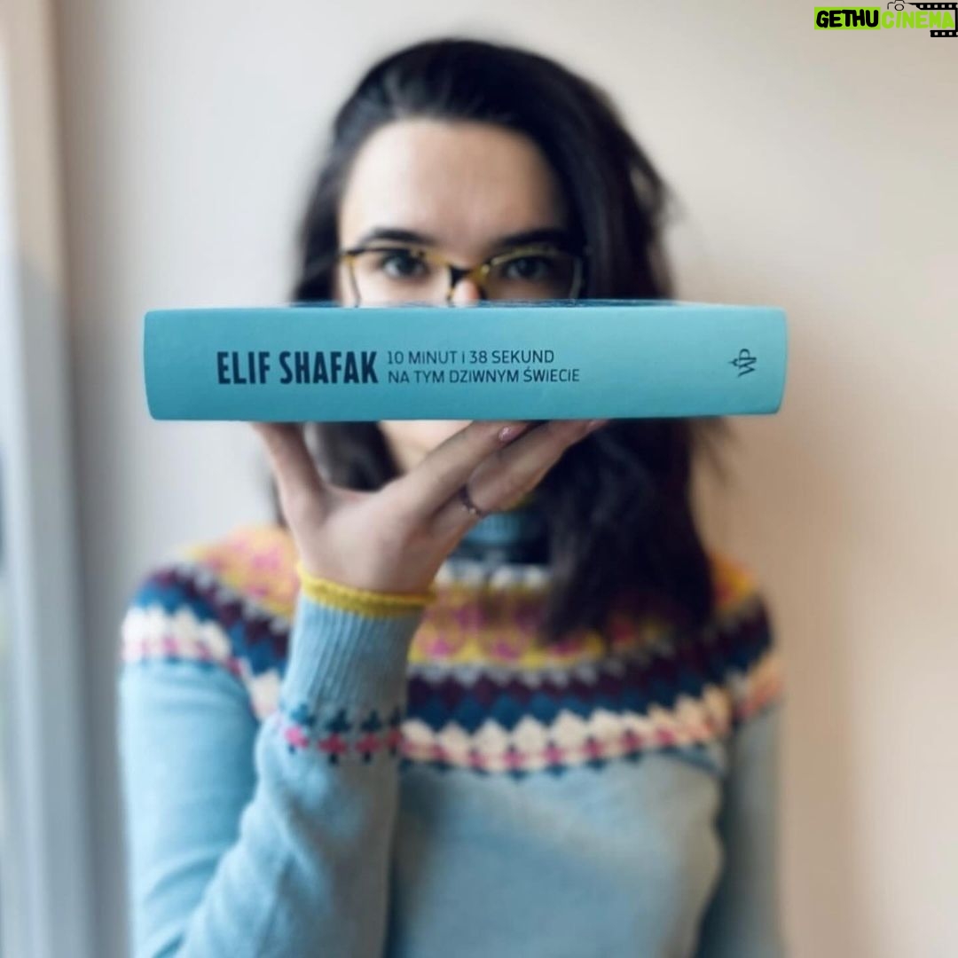 Elif Şafak Instagram - India, Pakistan, Poland, Germany, UK, Brazil… books connect us beyond all borders—physical and mental. Thank you profoundly for your beautiful posts. #fictionwriting #elifshafak #10minutes38secondsinthisstrangeworld #thebastardofistanbul #theislandofmissingtrees #thefortyrulesoflove 📚📚📚 Hindistan Pakistan’dan Brezilya’ya Almanya’ya, Polonya’ya, İngiltere’ye…. kitaplar bizi yakınlaştırır birbirimize, hudutlar ötesine köprüler kurar #okumakiyileştirir #kitapseverler #kitapokumaköşesi #kitaptavsiyeleri #ondakikaotuzsekizsaniye #kitapokumaalışkanlığı