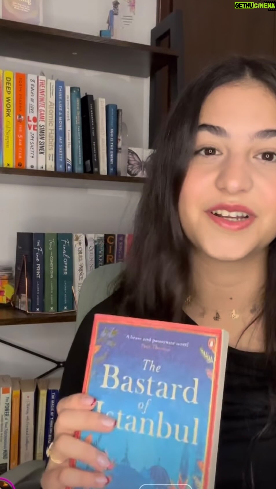 Elif Şafak Instagram - Thank you with all my heart for every word of this @_jewelsofthesoul #thebastardofistanbul #bookreviewers #fictionreads #booksarethebestgifts #literarygifts #fictionkin #elifshafak #readmorewomen #novelsarelove #bookwormsunite #worldliterature 📚📚📚 bir okurum paylaşmış, her kelimesi için teşekkür ediyorum size #babavepiç #kitapseverler #okuyorum #neokumalı #kitaptavsiyeleri #kitapsevdası