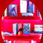 Elif Şafak Instagram – Early on in 2023 I curated the “gender equality and books” pavilion in the gardens of the United Nations building in New York as part of a fascinating international project with the wonderful @esdevlin and @kate.garvey that highlighted the most urgent global goals ahead. My cabinet focused on gender equity, and thus, I tried to showcase as many books as I could written by or about remarkable women worldwide. @theglobalgoals #sdgpavilion #globalgoals #genderequality #genderequalityforall @malala @unwomen @unwomenuk 📚📚📚 2023 senesinde yapmaktan onur duyduğum işlerden biri Birleşmiş Milletler bünyesinde düzenlenen uluslararası bir projenin içinde “cinsiyet eşitliği” kütüphanesinin küratörlüğünü yapmaktı.