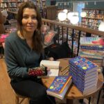 Elif Şafak Instagram – Wishing you all a happy, peaceful and inspiring New Year full of love and books. Long live libraries and bookstores @toppingsbath #bookshopsoftheworld #bookstorelove #booksarelife #writersandpoets #theislandofmissingtrees #elifshafak #bookloversunite #thefortyrulesoflove #thebastardofistanbul #10minutes38secondsinthisstrangeworld #knittedgloves 📚📚📚 herkese hepimize sevgi mutluluk ilham dolu, kitaplar ve aşkla örülü güzel bir sene diliyorum