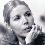 Elif Şafak Instagram - Çok üzüldüm, ne yazacağımı bilemedim sabahtan beri. Fürüzan edebiyatımızın en kıymetli kalemlerindendi. Bilhassa Parasız Yatılı'nın gönlümdeki yeri apayrı ve hep öyle kalacak. Tüm yazarlık hayatı boyunca soyadını kullanmadı, yoksulların yoksunların sesi oldu, muazzam bir duyarlılığı vardı. Hep saygıyla anacağım. Güzellikler, kitaplar içinde olsun dilerim. #füruzan #yazarlar #yazarlarvekitaplar #kadınyazarlar #edebiyataşkı #kitapdünyası #kitapderyası 📚📚📚 The death of Füruzan, no doubt one of the most important female authors of Turkish literature, broke my heart. I will always remember her with love and respect #literatureislife #worldliterature