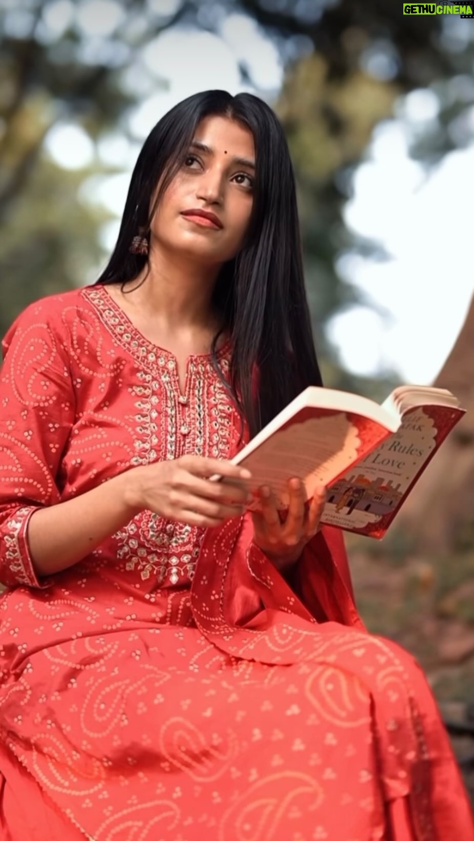 Elif Şafak Instagram - Poetry lovers, story lovers, book lovers, earth lovers… Rumi in our hearts… Thank you so much for this beautiful video @bonhi.reads #thefortyrulesoflove #worldliterature #booksaremagic #rumilove #rumilovers #poetsandwriters #booksbooksbooks #fictionkin #booklovers 📚📚📚 bir okurum hazırlamış, Aşk romanını okuduktan sonra, teşekkür ederim #okumakiyileştirir #kitapsevdası #edebiyatseverler #kitapönerileri #okurmusun #neokudum #edebiyatnotları #kitaptavsiyeleri