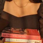 Elif Şafak Instagram – India, Pakistan, Malaysia, Canada, USA, Chile, Poland, Italy, Spain, Brazil, Iraq, Jordan, Portugal, Turkey, Cyprus, France and Brighton! Wherever we may be, books are with us. Thank you for these beautiful posts, I appreciate them so much #bookloversunite #theislandofmissingtrees #thefortyrulesoflove #10minutes38secondsinthisstrangeworld #thearchitectsapprentice #bookstagramreadsthewomensprize #bookstagram #bookishladiesclub #booksandshares #booksandtea 📚📚📚 Hindistan, Pakistan, Malezya Türkiye, Ürdün, Kanada, Amerika, Şili, Brezilya, Fransa, İspanya, Portekiz İngiltere nerede olursak olalım kitaplar bizimle #kitapkolik #kitaptavsiyeleri #kayıpağaçlaradası #okurmusun