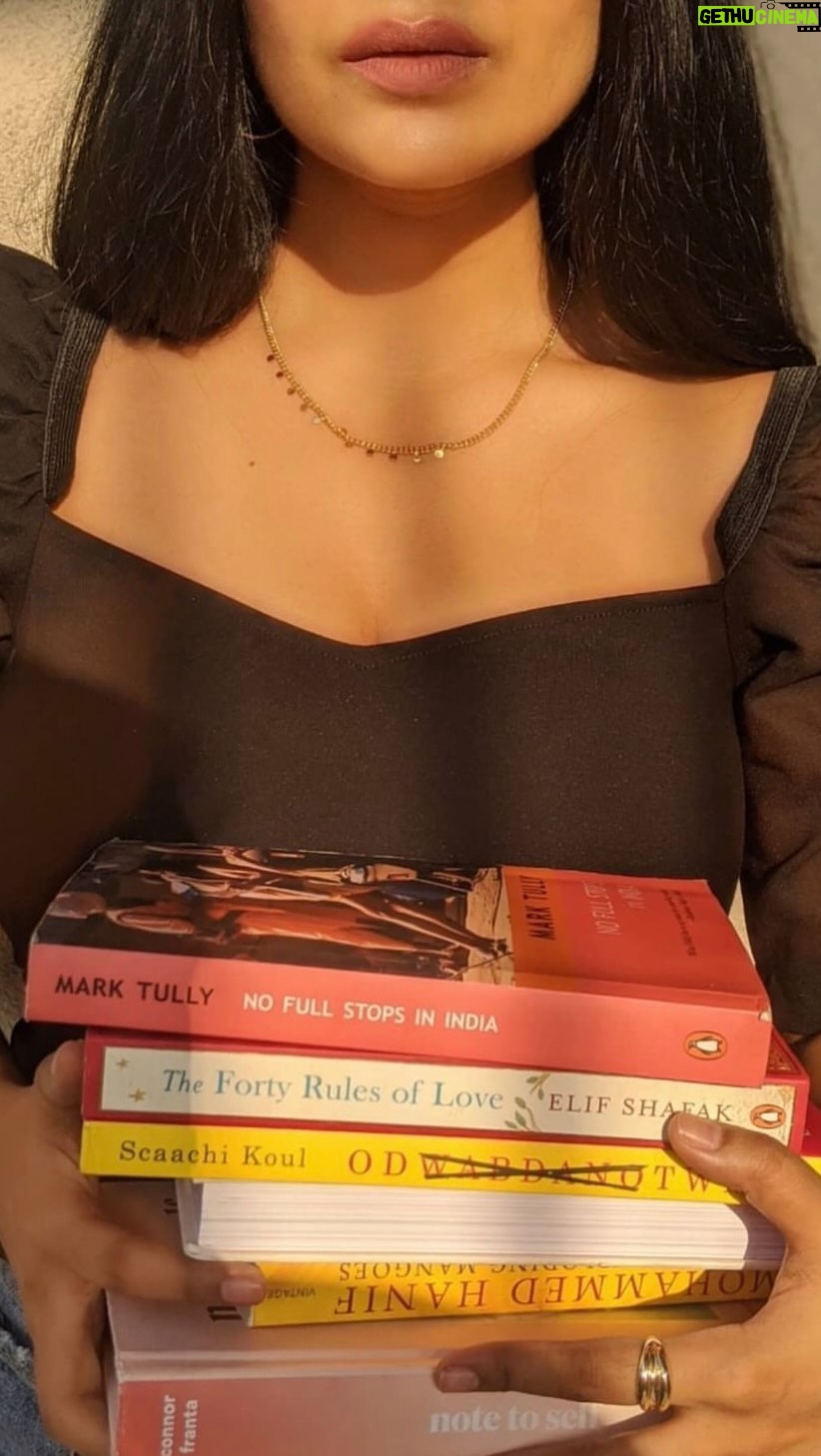 Elif Şafak Instagram - India, Pakistan, Malaysia, Canada, USA, Chile, Poland, Italy, Spain, Brazil, Iraq, Jordan, Portugal, Turkey, Cyprus, France and Brighton! Wherever we may be, books are with us. Thank you for these beautiful posts, I appreciate them so much #bookloversunite #theislandofmissingtrees #thefortyrulesoflove #10minutes38secondsinthisstrangeworld #thearchitectsapprentice #bookstagramreadsthewomensprize #bookstagram #bookishladiesclub #booksandshares #booksandtea 📚📚📚 Hindistan, Pakistan, Malezya Türkiye, Ürdün, Kanada, Amerika, Şili, Brezilya, Fransa, İspanya, Portekiz İngiltere nerede olursak olalım kitaplar bizimle #kitapkolik #kitaptavsiyeleri #kayıpağaçlaradası #okurmusun