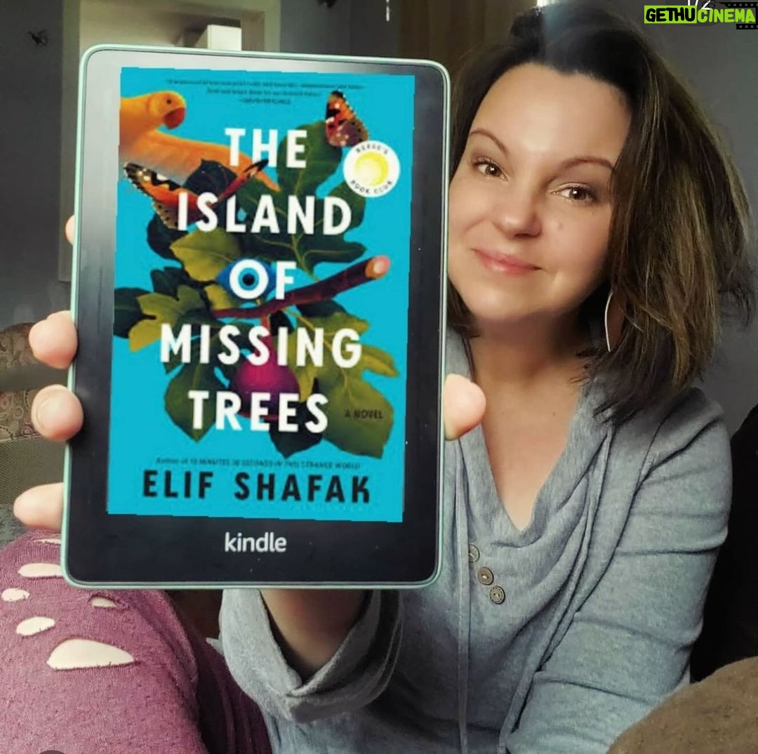 Elif Şafak Instagram - India, Pakistan, Dubai, Morocco, Iran, Bulgaria, Romania, France, Germany, Canada, Turkey… you don’t know how much these beautiful posts and words of appreciation mean to me, when I feel down it is always readers who pull me up, thank you, truly. #bookloversworld #bookssansborders #fictionwriter #novelists #bookclubs #elifshafak #thereareriversinthesky #theislandofmissingtrees #thefortyrulesoflove #10minutes38secondsinthisstrangeworld 📚📚📚 Hindistan, Pakistan, Fas, İran, Dubai, Bulgaristan, Romanya, Fransa, Almanya, Kanada, Türkiye… bilseniz benim için ne kadar değerli okurlardan gelen her güzel paylaşım ve her içten kelime, teşekkür ediyorum yürekten, iyi ki varsınız.