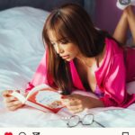 Elif Şafak Instagram – India, Pakistan, Dubai, Morocco, Iran, Bulgaria, Romania, France, Germany, Canada, Turkey… you don’t know how much these beautiful posts and words of appreciation mean to me, when I feel down it is always readers who pull me up, thank you, truly. #bookloversworld #bookssansborders #fictionwriter #novelists #bookclubs #elifshafak #thereareriversinthesky #theislandofmissingtrees #thefortyrulesoflove #10minutes38secondsinthisstrangeworld 📚📚📚 Hindistan, Pakistan, Fas, İran, Dubai, Bulgaristan, Romanya, Fransa, Almanya, Kanada, Türkiye… bilseniz benim için ne kadar değerli okurlardan gelen her güzel paylaşım ve her içten kelime, teşekkür ediyorum yürekten, iyi ki varsınız.