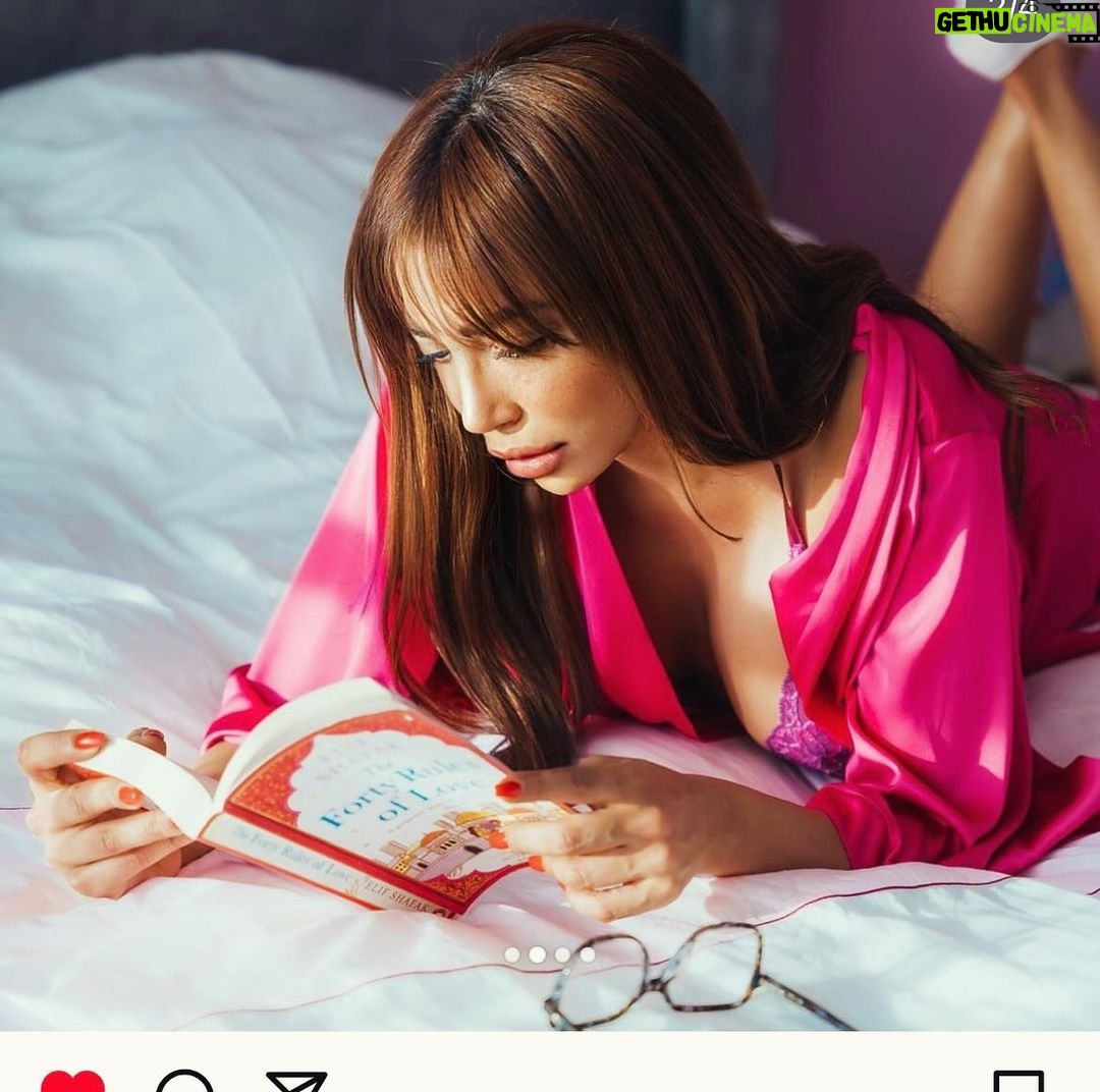 Elif Şafak Instagram - India, Pakistan, Dubai, Morocco, Iran, Bulgaria, Romania, France, Germany, Canada, Turkey… you don’t know how much these beautiful posts and words of appreciation mean to me, when I feel down it is always readers who pull me up, thank you, truly. #bookloversworld #bookssansborders #fictionwriter #novelists #bookclubs #elifshafak #thereareriversinthesky #theislandofmissingtrees #thefortyrulesoflove #10minutes38secondsinthisstrangeworld 📚📚📚 Hindistan, Pakistan, Fas, İran, Dubai, Bulgaristan, Romanya, Fransa, Almanya, Kanada, Türkiye… bilseniz benim için ne kadar değerli okurlardan gelen her güzel paylaşım ve her içten kelime, teşekkür ediyorum yürekten, iyi ki varsınız.