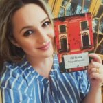 Elif Şafak Instagram - India, Pakistan, Dubai, Morocco, Iran, Bulgaria, Romania, France, Germany, Canada, Turkey… you don’t know how much these beautiful posts and words of appreciation mean to me, when I feel down it is always readers who pull me up, thank you, truly. #bookloversworld #bookssansborders #fictionwriter #novelists #bookclubs #elifshafak #thereareriversinthesky #theislandofmissingtrees #thefortyrulesoflove #10minutes38secondsinthisstrangeworld 📚📚📚 Hindistan, Pakistan, Fas, İran, Dubai, Bulgaristan, Romanya, Fransa, Almanya, Kanada, Türkiye… bilseniz benim için ne kadar değerli okurlardan gelen her güzel paylaşım ve her içten kelime, teşekkür ediyorum yürekten, iyi ki varsınız.