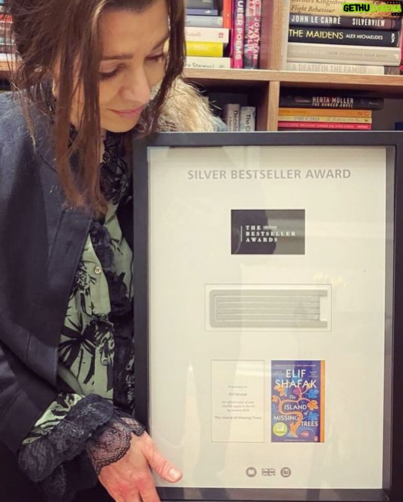 Elif Şafak Instagram - Silver Bestseller Award for The Island of Missing Trees. When I first started writing this novel, and I realised there was going to be a tree at its centre and the tree was going to talk, I was terrified. It was a big risk. If the idea of a “talking tree” did not work, the entire novel could collapse, but I wanted to take this literary risk because I kept hearing the voice of the fig tree inside my head and inside my heart, day and night, and I believed in her, and I wanted to honour the stories of nature, alongside the stories of human beings, both joyful and painful. So for me, this is not an award about “best selling”, it’s not about numbers. For me it primarily means that the voice of the fig tree touched the hearts of many others and for that I am deeply grateful. #theislandofmissingtrees #booksarethebestgifts #writersandpoets #womenwhowrite #literaryfiction #fictionwriters #booksbooksbooks #elifshafak #bookclubstagram #readinguk #readwithme #booksuggestions 📚📚📚 romanım #kayıpağaçlaradası İngiltere'de Gümüş Edebiyat Ödülüne layık görüldü, çok teşekkür ediyorum bilhassa okurlara