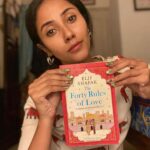 Elif Şafak Instagram – India, Pakistan, Poland, Germany, UK, Brazil… books connect us beyond all borders—physical and mental. Thank you profoundly for your beautiful posts. #fictionwriting #elifshafak #10minutes38secondsinthisstrangeworld #thebastardofistanbul #theislandofmissingtrees #thefortyrulesoflove 📚📚📚 Hindistan Pakistan’dan Brezilya’ya Almanya’ya, Polonya’ya, İngiltere’ye…. kitaplar bizi yakınlaştırır birbirimize, hudutlar ötesine köprüler kurar #okumakiyileştirir #kitapseverler #kitapokumaköşesi #kitaptavsiyeleri #ondakikaotuzsekizsaniye #kitapokumaalışkanlığı