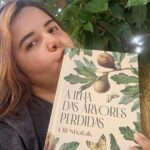 Elif Şafak Instagram – India, Pakistan, Poland, Germany, UK, Brazil… books connect us beyond all borders—physical and mental. Thank you profoundly for your beautiful posts. #fictionwriting #elifshafak #10minutes38secondsinthisstrangeworld #thebastardofistanbul #theislandofmissingtrees #thefortyrulesoflove 📚📚📚 Hindistan Pakistan’dan Brezilya’ya Almanya’ya, Polonya’ya, İngiltere’ye…. kitaplar bizi yakınlaştırır birbirimize, hudutlar ötesine köprüler kurar #okumakiyileştirir #kitapseverler #kitapokumaköşesi #kitaptavsiyeleri #ondakikaotuzsekizsaniye #kitapokumaalışkanlığı