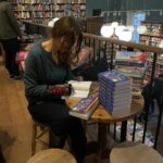 Elif Şafak Instagram – Wishing you all a happy, peaceful and inspiring New Year full of love and books. Long live libraries and bookstores @toppingsbath #bookshopsoftheworld #bookstorelove #booksarelife #writersandpoets #theislandofmissingtrees #elifshafak #bookloversunite #thefortyrulesoflove #thebastardofistanbul #10minutes38secondsinthisstrangeworld #knittedgloves 📚📚📚 herkese hepimize sevgi mutluluk ilham dolu, kitaplar ve aşkla örülü güzel bir sene diliyorum