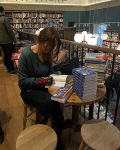 Elif Şafak Instagram - Wishing you all a happy, peaceful and inspiring New Year full of love and books. Long live libraries and bookstores @toppingsbath #bookshopsoftheworld #bookstorelove #booksarelife #writersandpoets #theislandofmissingtrees #elifshafak #bookloversunite #thefortyrulesoflove #thebastardofistanbul #10minutes38secondsinthisstrangeworld #knittedgloves 📚📚📚 herkese hepimize sevgi mutluluk ilham dolu, kitaplar ve aşkla örülü güzel bir sene diliyorum