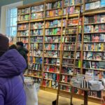 Elif Şafak Instagram – Wishing you all a happy, peaceful and inspiring New Year full of love and books. Long live libraries and bookstores @toppingsbath #bookshopsoftheworld #bookstorelove #booksarelife #writersandpoets #theislandofmissingtrees #elifshafak #bookloversunite #thefortyrulesoflove #thebastardofistanbul #10minutes38secondsinthisstrangeworld #knittedgloves 📚📚📚 herkese hepimize sevgi mutluluk ilham dolu, kitaplar ve aşkla örülü güzel bir sene diliyorum