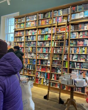 Elif Şafak Instagram - Wishing you all a happy, peaceful and inspiring New Year full of love and books. Long live libraries and bookstores @toppingsbath #bookshopsoftheworld #bookstorelove #booksarelife #writersandpoets #theislandofmissingtrees #elifshafak #bookloversunite #thefortyrulesoflove #thebastardofistanbul #10minutes38secondsinthisstrangeworld #knittedgloves 📚📚📚 herkese hepimize sevgi mutluluk ilham dolu, kitaplar ve aşkla örülü güzel bir sene diliyorum