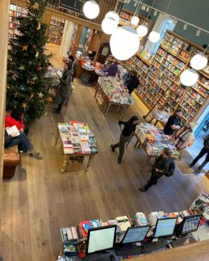 Elif Şafak Instagram - Wishing you all a happy, peaceful and inspiring New Year full of love and books. Long live libraries and bookstores @toppingsbath #bookshopsoftheworld #bookstorelove #booksarelife #writersandpoets #theislandofmissingtrees #elifshafak #bookloversunite #thefortyrulesoflove #thebastardofistanbul #10minutes38secondsinthisstrangeworld #knittedgloves 📚📚📚 herkese hepimize sevgi mutluluk ilham dolu, kitaplar ve aşkla örülü güzel bir sene diliyorum