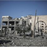 Elif Şafak Instagram – When a library is destroyed it is not only books, not only pages and words that are lost forever, it is also cultural memory, cultural heritage, the precious stories of ancestors. More than 18 000 people have been killed in Gaza, thousands of children were killed in this horrific war and indiscriminate bombing. The main library in Gaza is also completely destroyed. Humanity needs to demand ceasefire. (Photo via @washingtonpost @latimes ) #librariesoftheworld #libraries #humanityfirst #librariesmatter 📚📚📚 18.000’in üzerinde insan öldü Gazze’de, korkunç bir acı ve yıkım. Ve kütüphaneler… yok edilen, binlerce kitap… sadece sayfalar değil yitip giden, bir toplumun, bir kültürün kolektif hafızası, kuşak kuşak biriken koca bir kültür de tarumar edilmekte.