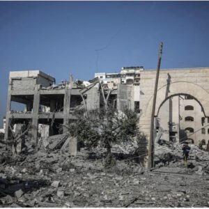 Elif Şafak Instagram - When a library is destroyed it is not only books, not only pages and words that are lost forever, it is also cultural memory, cultural heritage, the precious stories of ancestors. More than 18 000 people have been killed in Gaza, thousands of children were killed in this horrific war and indiscriminate bombing. The main library in Gaza is also completely destroyed. Humanity needs to demand ceasefire. (Photo via @washingtonpost @latimes ) #librariesoftheworld #libraries #humanityfirst #librariesmatter 📚📚📚 18.000’in üzerinde insan öldü Gazze’de, korkunç bir acı ve yıkım. Ve kütüphaneler… yok edilen, binlerce kitap… sadece sayfalar değil yitip giden, bir toplumun, bir kültürün kolektif hafızası, kuşak kuşak biriken koca bir kültür de tarumar edilmekte.