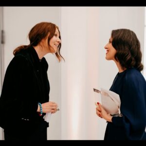 Elif Şafak Instagram - These photos are from a very special and beautiful event, sharing them belatedly. I had the pleasure of presenting Harper’s Bazaar Women of the Year Inspiration award to the utterly wonderful and resilient Nazanin Zaghari-Ratcliffe. A heartfelt salute to the always inspiring @hels_lee and @lydiasmag (Photo credit @oliverholms @bazaaruk and @evening.standard ) #womenoftheworld #jinjiyanazadi #womenoftheword #womensrightsarehumanrights #womanlifefreedom #empowereachother #globalsisterhood 📚📚📚 çok değerli ve özel bir ödül töreninden bu fotoğraflar biraz gecikerek paylaşıyorum, Harpers Bazaar yılın kadınları ödül töreninde