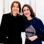 Elif Şafak Instagram - These photos are from a very special and beautiful event, sharing them belatedly. I had the pleasure of presenting Harper’s Bazaar Women of the Year Inspiration award to the utterly wonderful and resilient Nazanin Zaghari-Ratcliffe. A heartfelt salute to the always inspiring @hels_lee and @lydiasmag (Photo credit @oliverholms @bazaaruk and @evening.standard ) #womenoftheworld #jinjiyanazadi #womenoftheword #womensrightsarehumanrights #womanlifefreedom #empowereachother #globalsisterhood 📚📚📚 çok değerli ve özel bir ödül töreninden bu fotoğraflar biraz gecikerek paylaşıyorum, Harpers Bazaar yılın kadınları ödül töreninde