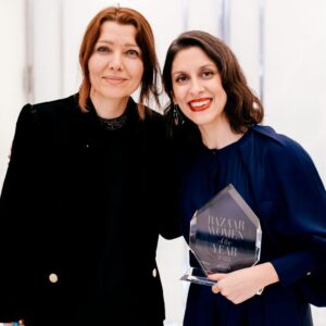 Elif Şafak Instagram - These photos are from a very special and beautiful event, sharing them belatedly. I had the pleasure of presenting Harper’s Bazaar Women of the Year Inspiration award to the utterly wonderful and resilient Nazanin Zaghari-Ratcliffe. A heartfelt salute to the always inspiring @hels_lee and @lydiasmag (Photo credit @oliverholms @bazaaruk and @evening.standard ) #womenoftheworld #jinjiyanazadi #womenoftheword #womensrightsarehumanrights #womanlifefreedom #empowereachother #globalsisterhood 📚📚📚 çok değerli ve özel bir ödül töreninden bu fotoğraflar biraz gecikerek paylaşıyorum, Harpers Bazaar yılın kadınları ödül töreninde