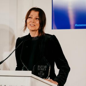 Elif Şafak Instagram - These photos are from a very special and beautiful event, sharing them belatedly. I had the pleasure of presenting Harper’s Bazaar Women of the Year Inspiration award to the utterly wonderful and resilient Nazanin Zaghari-Ratcliffe. A heartfelt salute to the always inspiring @hels_lee and @lydiasmag (Photo credit @oliverholms @bazaaruk and @evening.standard ) #womenoftheworld #jinjiyanazadi #womenoftheword #womensrightsarehumanrights #womanlifefreedom #empowereachother #globalsisterhood 📚📚📚 çok değerli ve özel bir ödül töreninden bu fotoğraflar biraz gecikerek paylaşıyorum, Harpers Bazaar yılın kadınları ödül töreninde