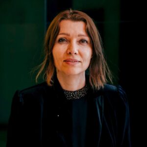 Elif Şafak Instagram - These photos are from a very special and beautiful event, sharing them belatedly. I had the pleasure of presenting Harper’s Bazaar Women of the Year Inspiration award to the utterly wonderful and resilient Nazanin Zaghari-Ratcliffe. A heartfelt salute to the always inspiring @hels_lee and @lydiasmag (Photo credit @oliverholms @bazaaruk and @evening.standard ) #womenoftheworld #jinjiyanazadi #womenoftheword #womensrightsarehumanrights #womanlifefreedom #empowereachother #globalsisterhood 📚📚📚 çok değerli ve özel bir ödül töreninden bu fotoğraflar biraz gecikerek paylaşıyorum, Harpers Bazaar yılın kadınları ödül töreninde