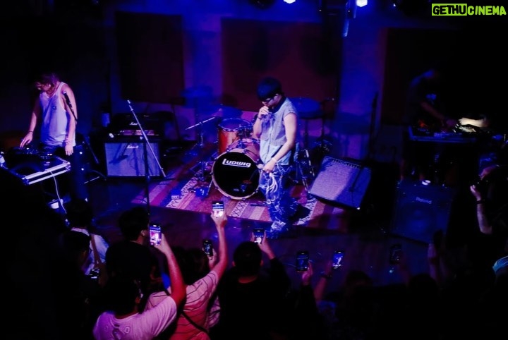 Elijah Canlas Instagram - first time to perform my original music live with dj exploding cash register. 🌪️ salamat sa @islandrecordsphilippines, @cornerstone, at @therestisnoiseph! the night felt extra special ‘cause i got to share it with family, supporters, and friends. kaya salamat sa suporta niyo lahat! 👽