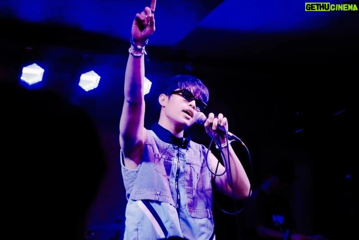 Elijah Canlas Instagram - first time to perform my original music live with dj exploding cash register. 🌪️ salamat sa @islandrecordsphilippines, @cornerstone, at @therestisnoiseph! the night felt extra special ‘cause i got to share it with family, supporters, and friends. kaya salamat sa suporta niyo lahat! 👽