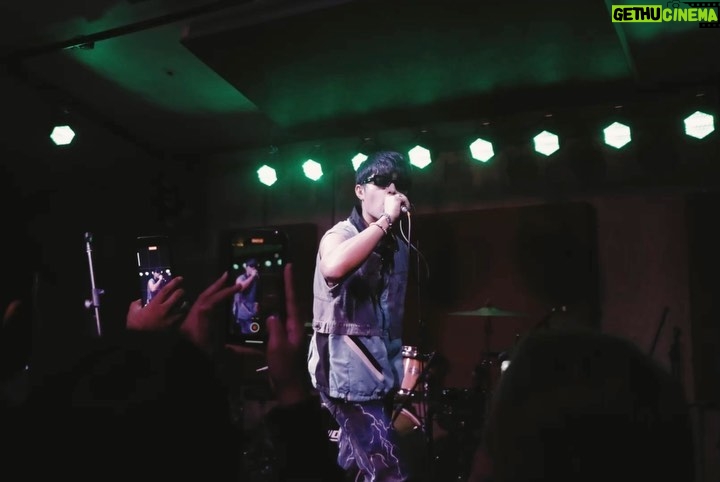 Elijah Canlas Instagram - first time to perform my original music live with dj exploding cash register. 🌪️ salamat sa @islandrecordsphilippines, @cornerstone, at @therestisnoiseph! the night felt extra special ‘cause i got to share it with family, supporters, and friends. kaya salamat sa suporta niyo lahat! 👽