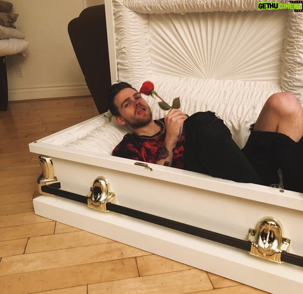 Elijah Daniel Instagram - new bed comfy as fuck