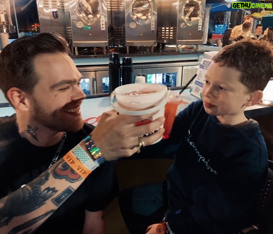 Elijah Daniel Instagram - just two bros enjoying a nice cold Shirley Temple after a long playlist live 🖤 back to tour, see u soon - tix in bio. Orlando, Florida