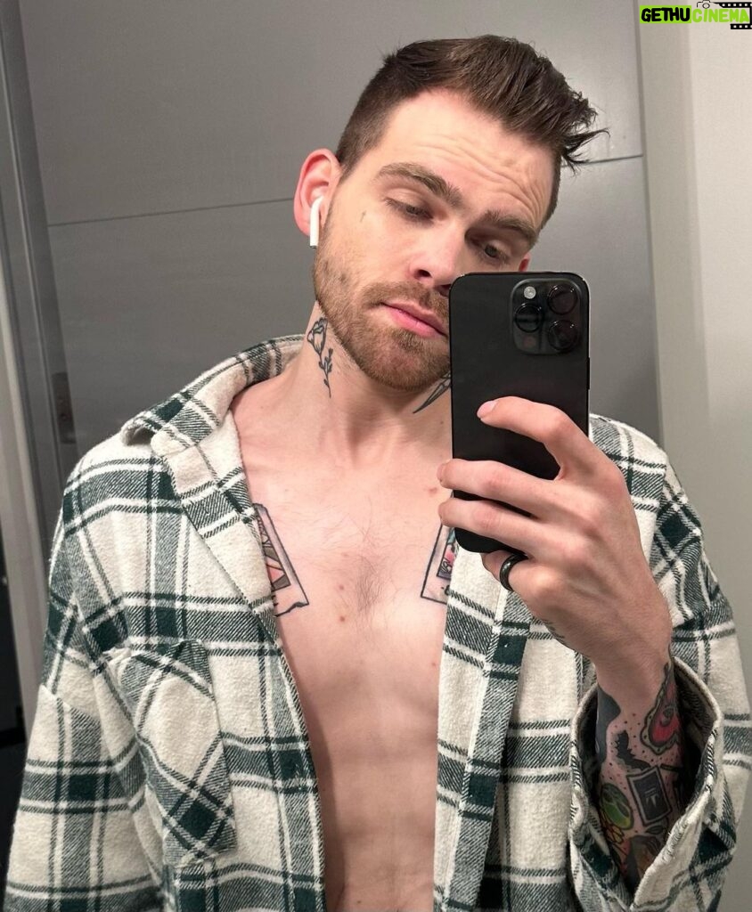 Elijah Daniel Instagram - finally one month str8‼️ took so much work to pray the carly rae jepsen away but i did it!!! (You can tell by my flannel that I’m no longer a part of the Fruit Salad Community🚫🌈) target tried to stop me but i said “NO!! IM NOT FRUITYYYYY ANYMORE!!!” and i ran out the door. They chased me for 14 blocks but you can resist Target influence too if you try hard enough‼️. Happy JUNE (aka boycotttt month!!!) i won’t be eating anything or shopping anywhere until EVERY company says no to the limp wrists community CAN I GET AN AMEN 🙏🏼 .