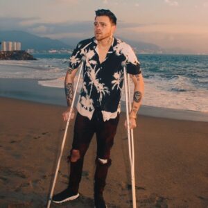 Elijah Daniel Instagram - im on crutches and still prettier than u ✨