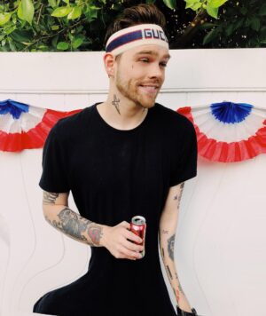 Elijah Daniel Instagram - no filter, no facetune. Just me :) Q&A!! ask me anything in the comments! I’m not gonna answer i just want a lot of comments 💕💕 who else loves Starbucks??? 👏🏼