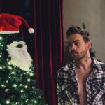 Elijah Daniel Instagram - ho ho hope you’re all doing good 🖤 how’s life? Hollywood, California