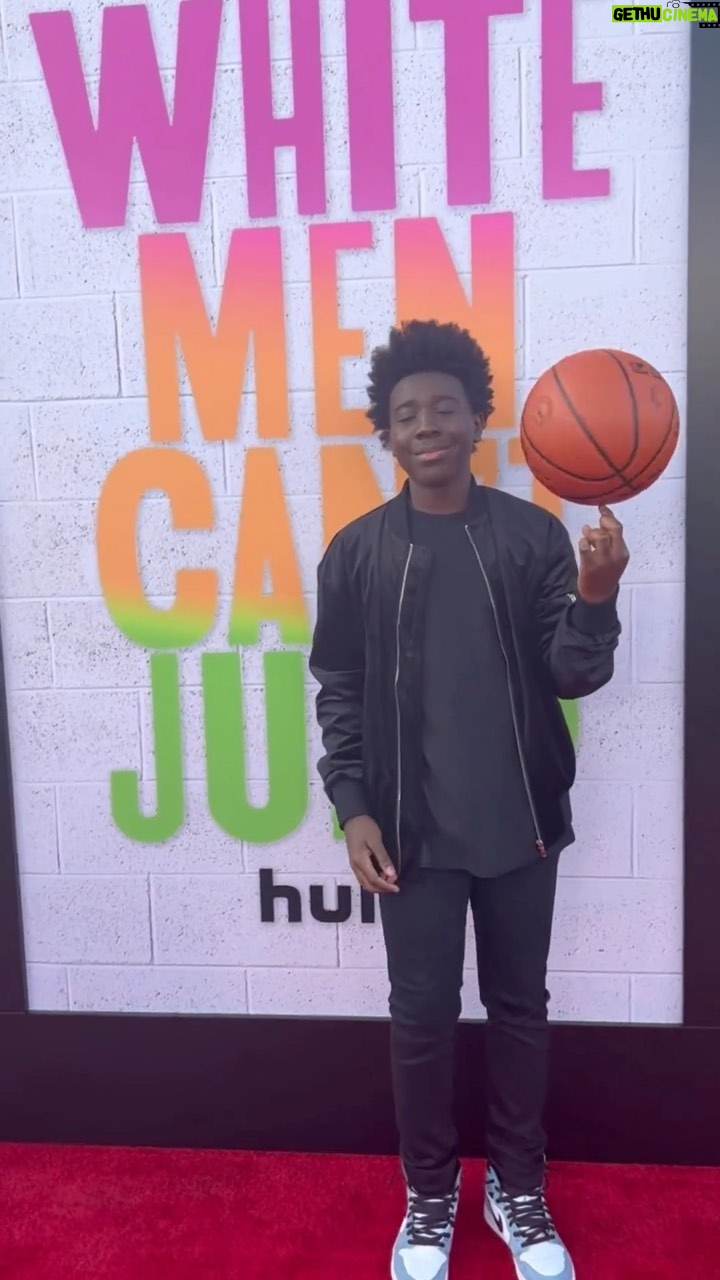 Elisha Williams Instagram - About last night…Good to have my mom out with me she’s usually behind the scenes. #ilovemymama #WhiteManCantJump #movierpremiere #premiere #movie #night #out #greatnight #instagreat #hulu #basketball🏀 #nba #entertainment